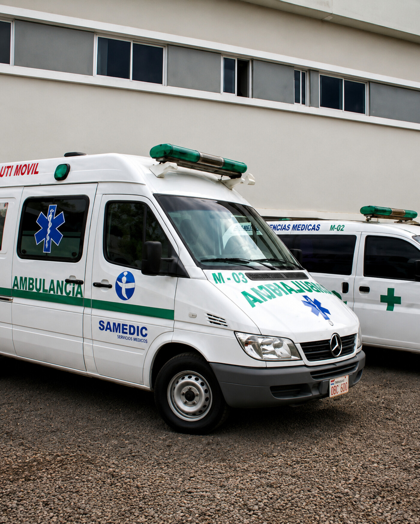 Unidades S.O.S. Emergencias Médicas estacionadas, listas para salir