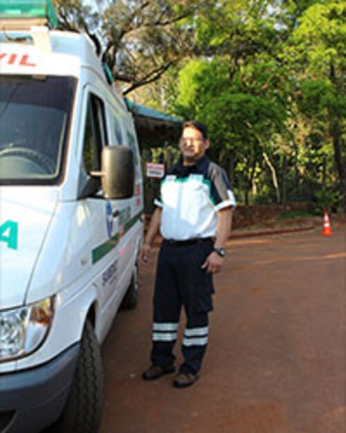 Paramédico de S.O.S. Emergencias Médicas junto a la ambulancia